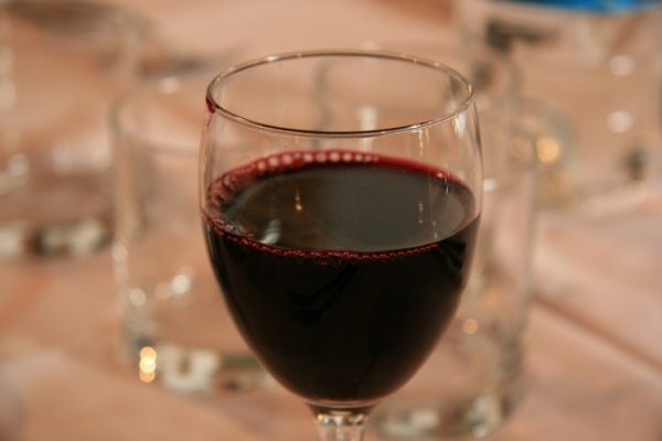 Vino rosso: fa bene alla salute, ma ogni quanto bisogna berlo?